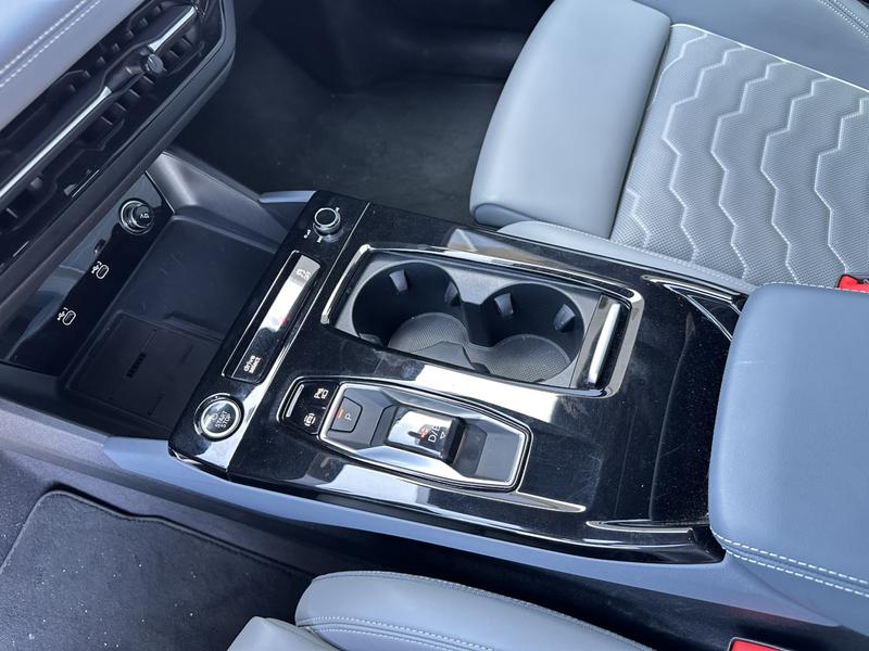Audi Q6L e-tron, 2025 — фото 8 из 12