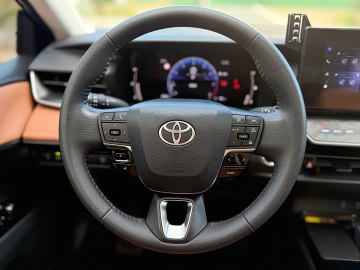 Toyota Camry, 2024 — фото 7 из 9