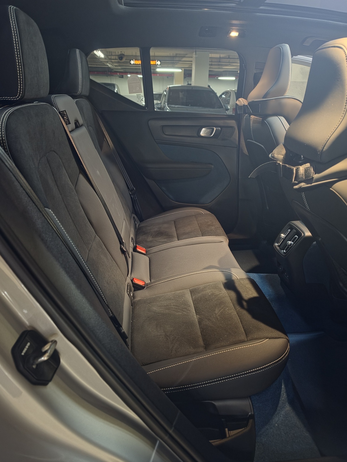 Volvo XC40, 2023 — фото 10 из 12