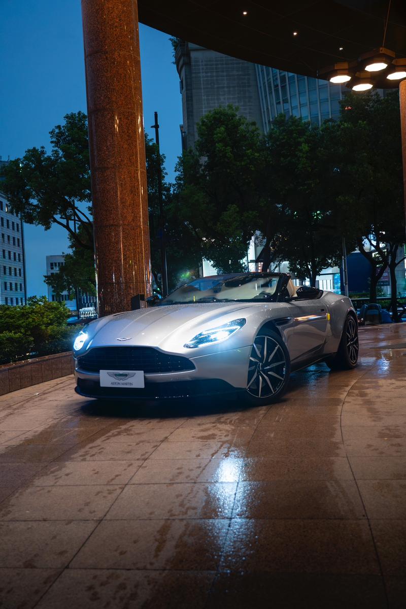 Aston Martin DB11, 2023 — фото 3 из 8
