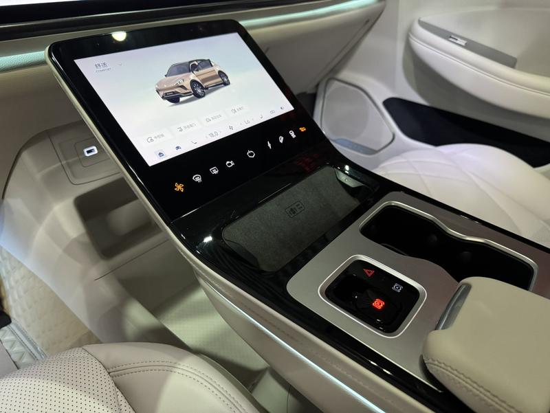 BAIC Arcfox Alpha T6, 2025 — фото 10 из 12