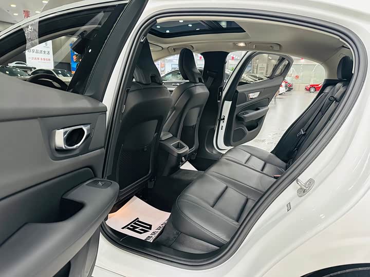 Volvo S60, 2023 — фото 5 из 9