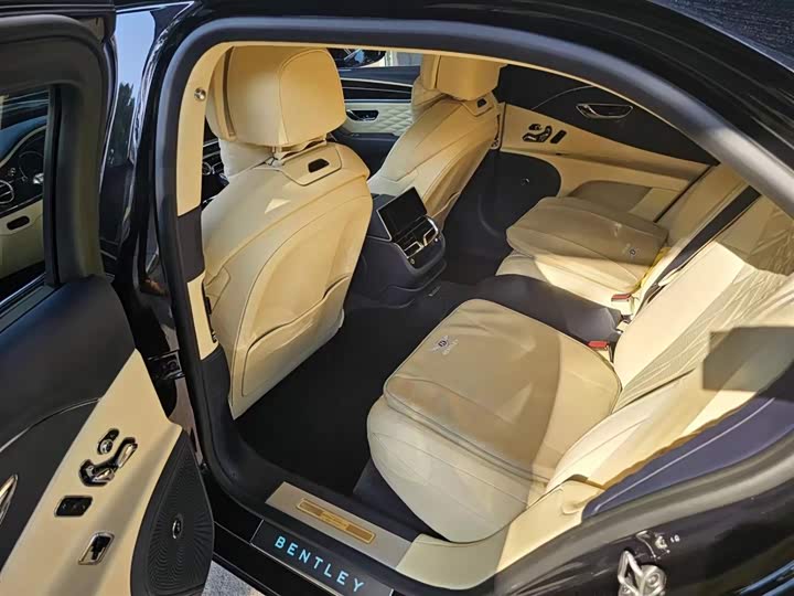 Bentley Flying Spur, 2022 — фото 6 из 7
