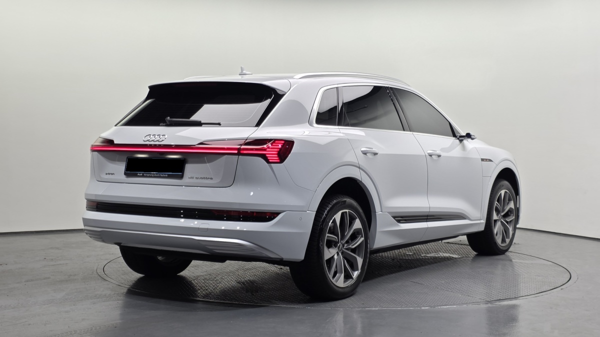 Audi e-tron, 2022 — фото 2 из 12