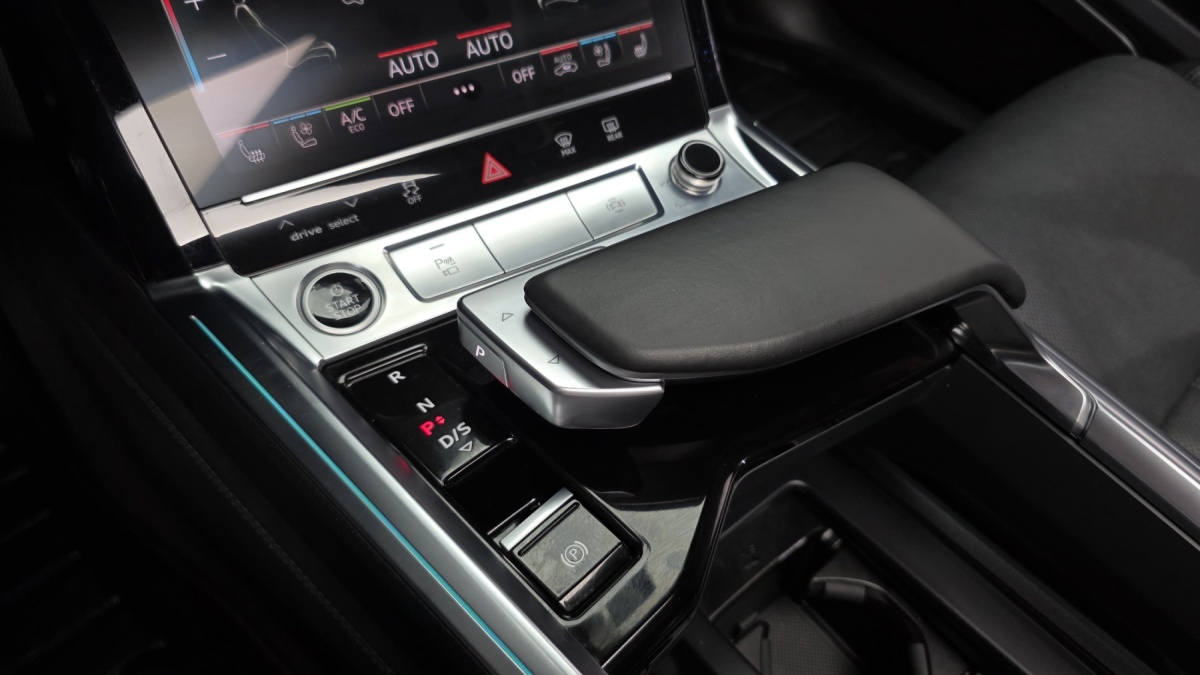 Audi e-tron, 2022 — фото 9 из 12