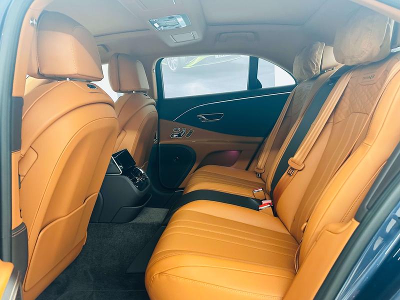 Bentley Flying Spur, 2025 — фото 7 из 8