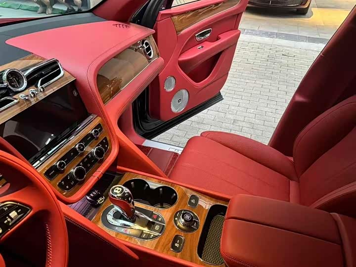 Bentley Bentayga, 2022 — фото 5 из 7