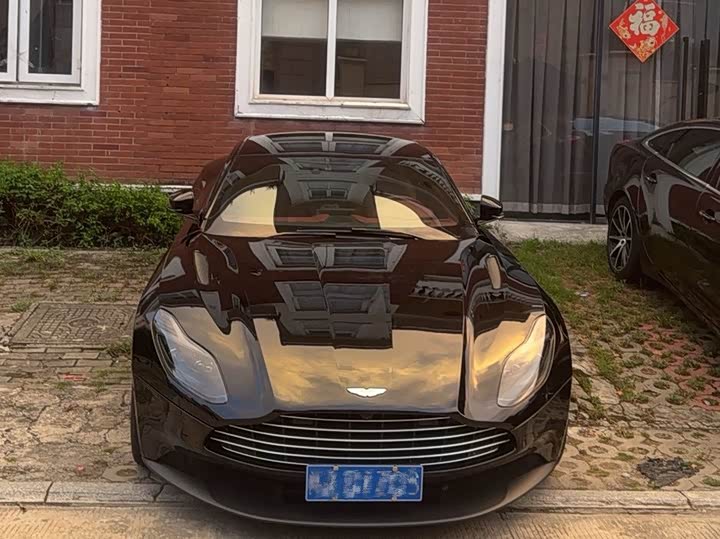 Aston Martin DB11, 2022 — фото 2 из 9