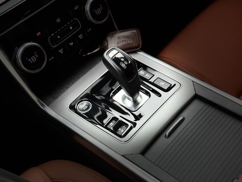 Jaguar XE L, 2022 — фото 10 из 12