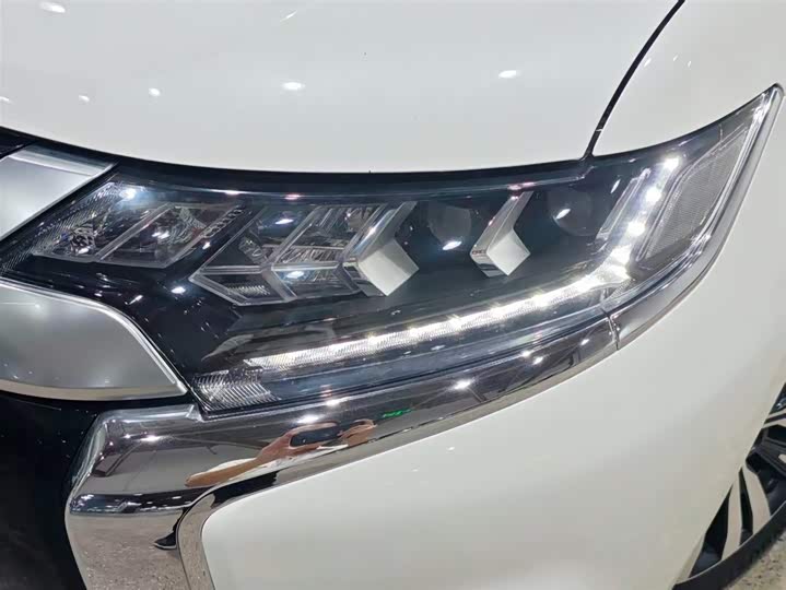 Mitsubishi Outlander, 2022 — фото 6 из 9