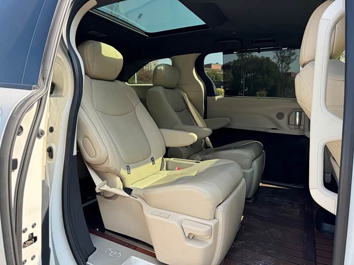 Toyota Granvia, 2023 — фото 6 из 9