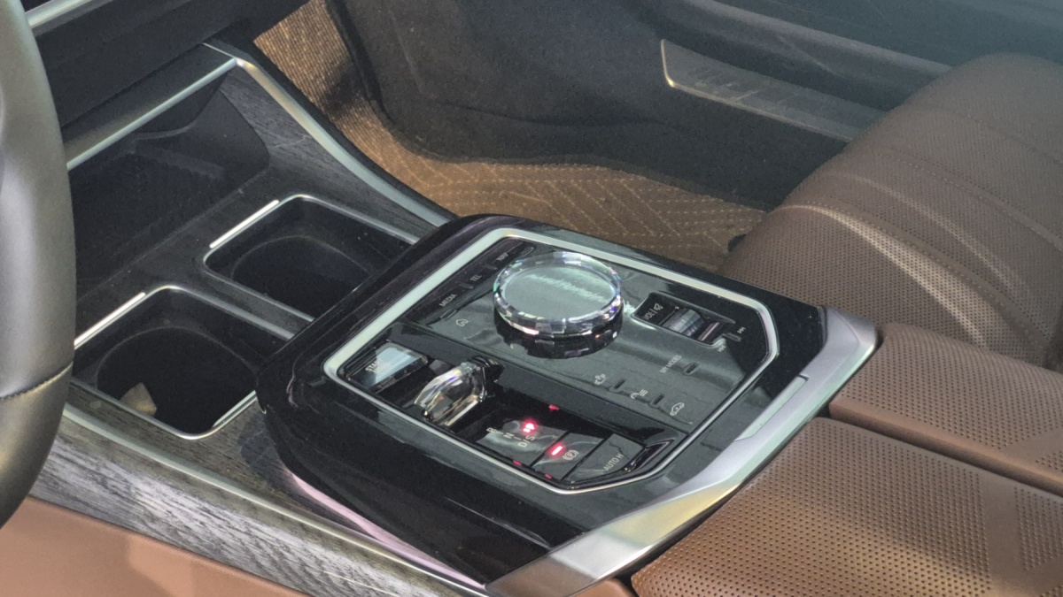 BMW 7 Series, 2024 — фото 8 из 12