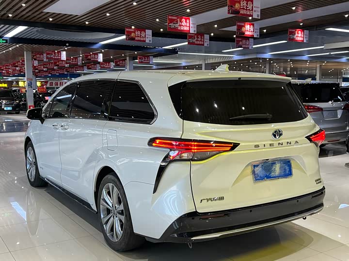 Toyota Sienna, 2023 — фото 6 из 9