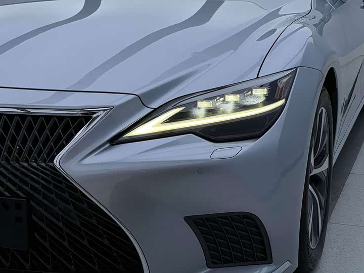 Lexus LS, 2022 — фото 2 из 9