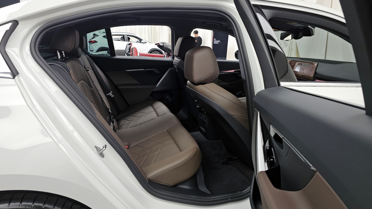 BMW 5 Series, 2025 — фото 11 из 12