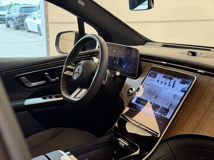 Mercedes-Benz EQE SUV, 2025 — фото 8 из 9