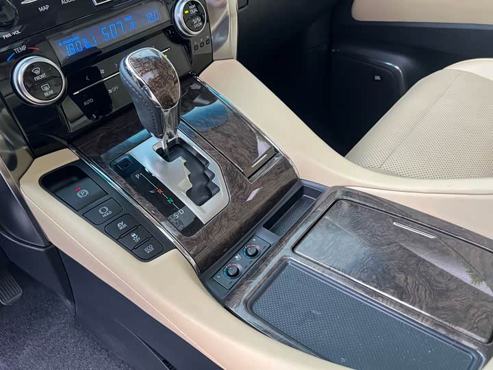 Toyota Vellfire, 2022 — фото 8 из 9