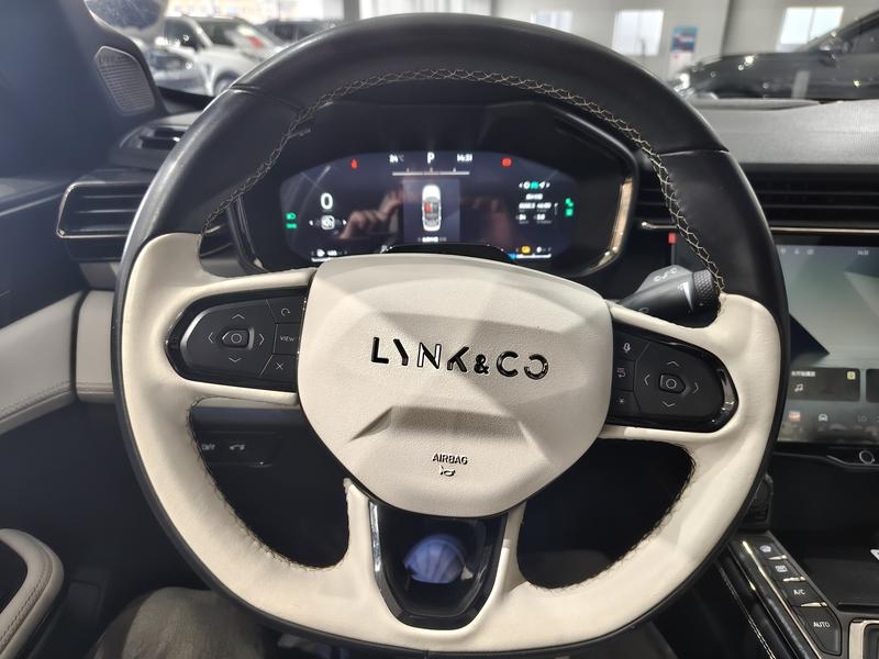 Lynk & Co 01 EM-P Hybrid, 2022 — фото 8 из 12