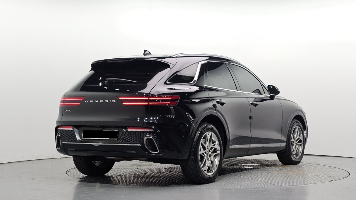 Genesis GV70, 2023 — фото 2 из 12