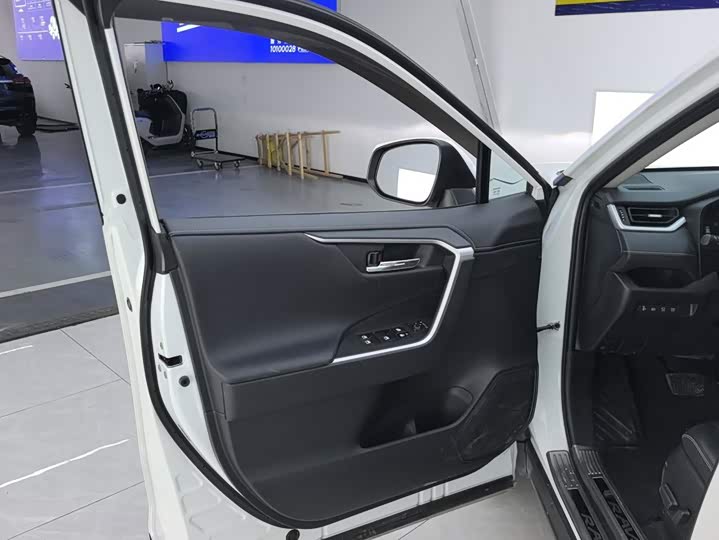 Toyota RAV4, 2023 — фото 7 из 9