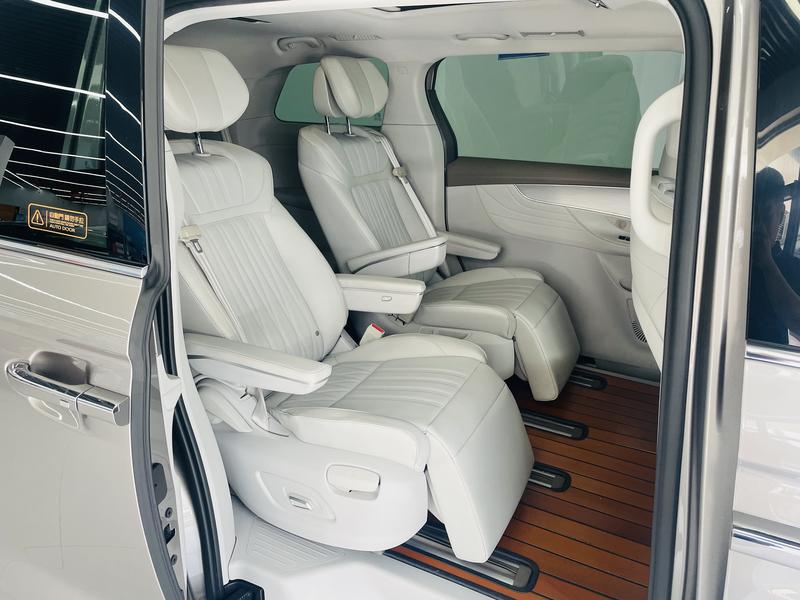 Roewe iMax 8, 2025 — фото 8 из 11