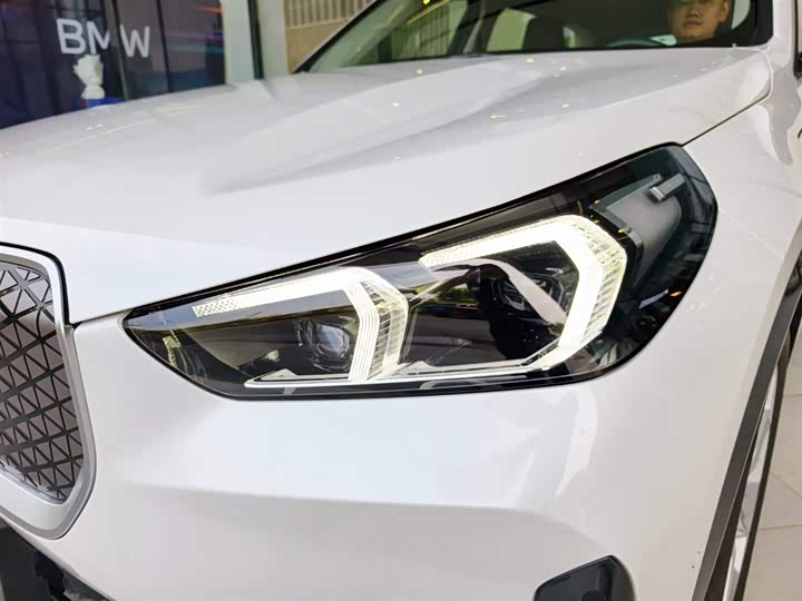 BMW iX1, 2025 — фото 3 из 9
