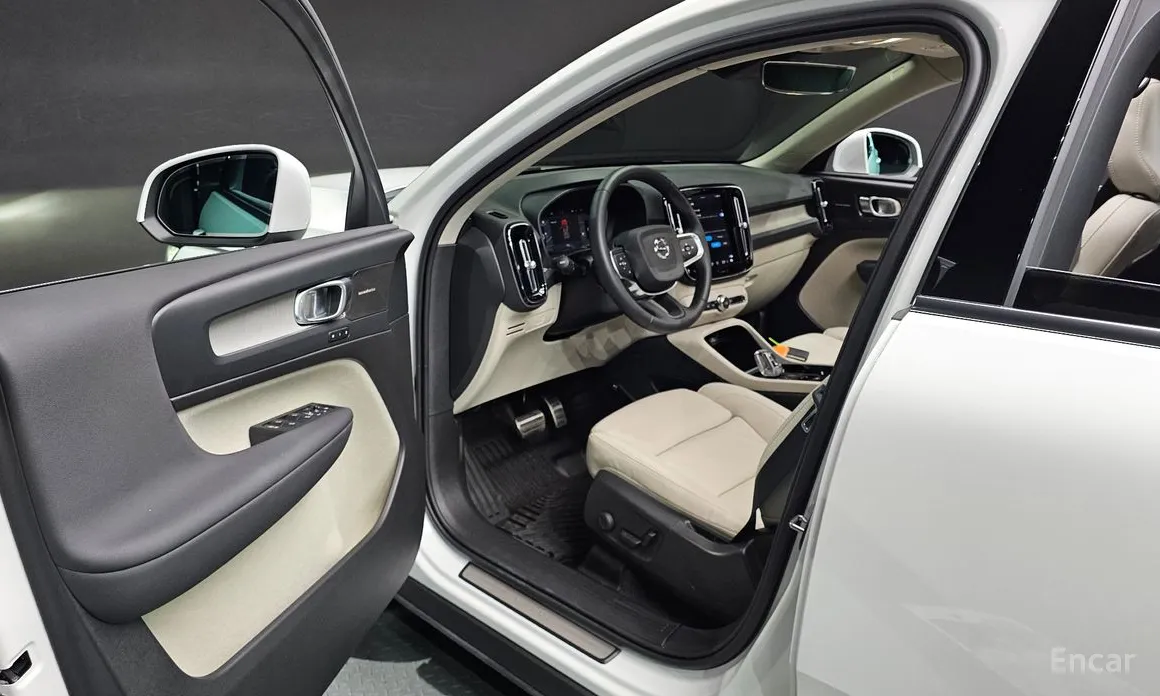 Volvo XC40, 2023 — фото 10 из 12