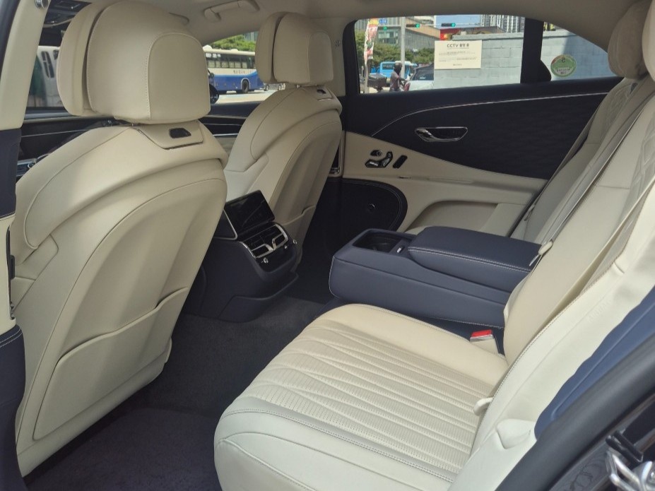 Bentley Flying Spur, 2023 — фото 12 из 12