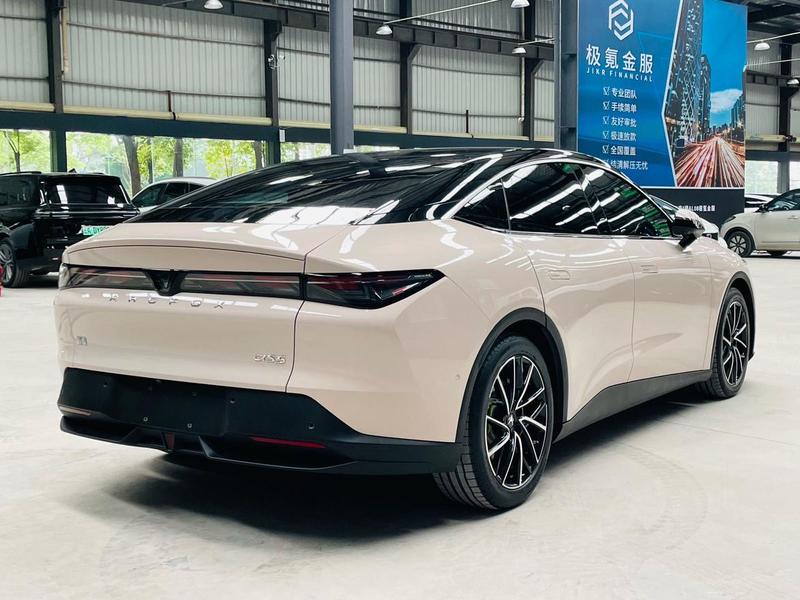 BAIC Arcfox Alpha S5, 2025 — фото 7 из 12