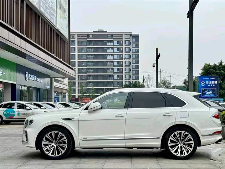 Bentley Bentayga Hybrid, 2022 — фото 3 из 7