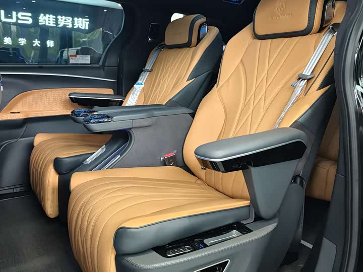 Toyota Granvia, 2025 — фото 6 из 9
