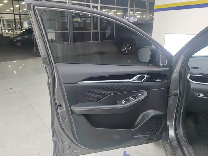 Geely Coolray, 2025 — фото 7 из 9