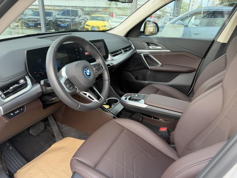 BMW iX1, 2025 — фото 9 из 11