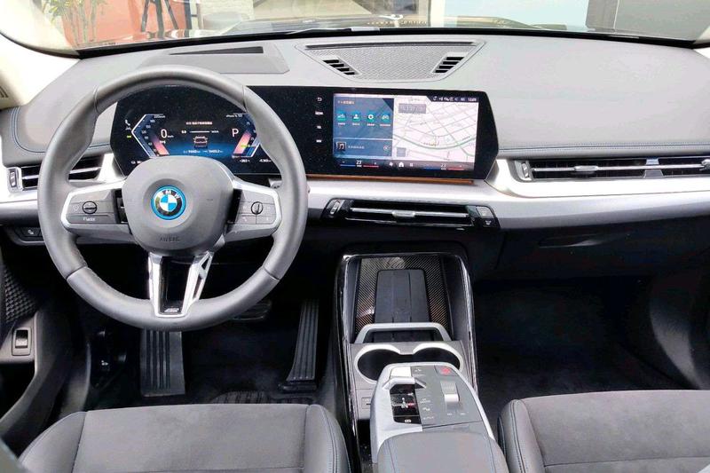 BMW iX1, 2024 — фото 6 из 12