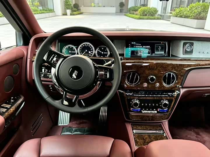 Rolls-Royce Phantom, 2021 — фото 6 из 7