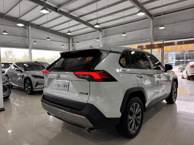 Toyota RAV4, 2023 — фото 7 из 12