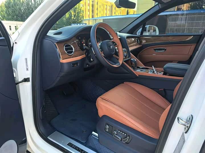 Bentley Bentayga, 2024 — фото 3 из 9