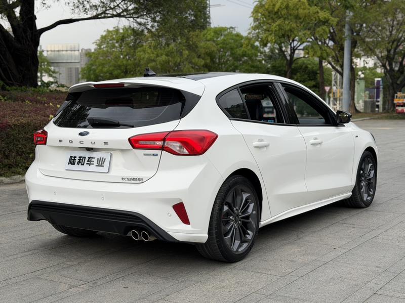 Ford Focus, 2022 — фото 7 из 12
