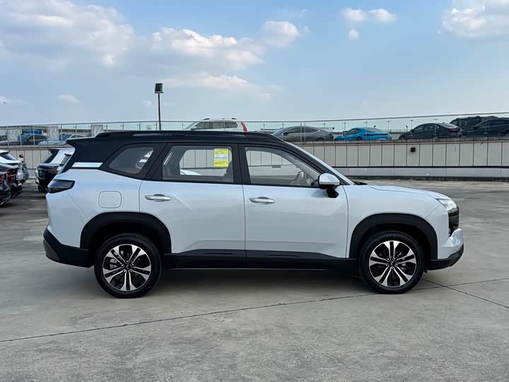 Wuling Starlight 560 Hybrid/EV, 2025 — фото 4 из 9