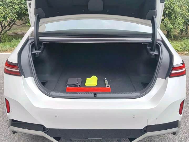 BMW i5, 2025 — фото 8 из 9