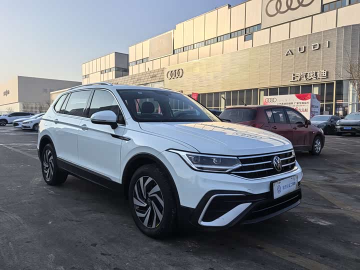 Volkswagen Tiguan L Pro, 2023 — фото 2 из 9