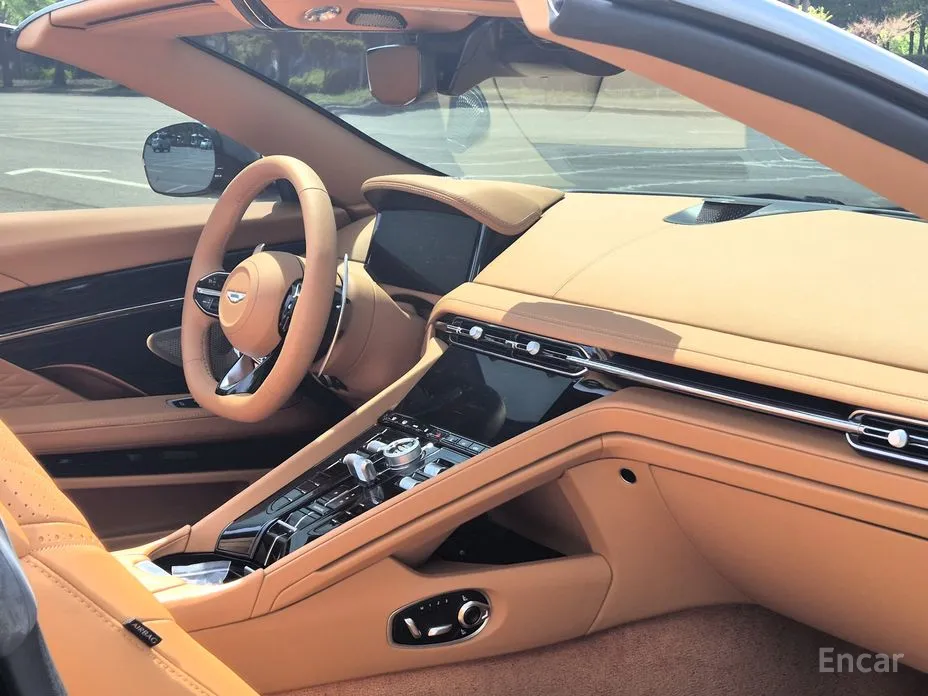Aston Martin DB12, 2025 — фото 11 из 12
