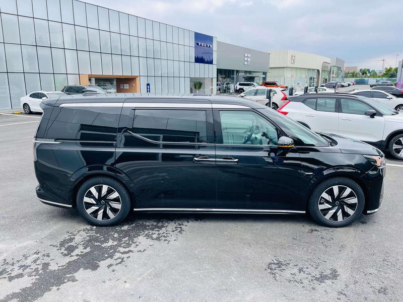 Volvo EM90, 2024 — фото 8 из 12