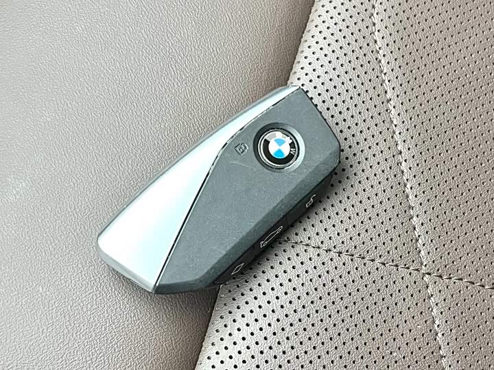 BMW iX1, 2025 — фото 3 из 9