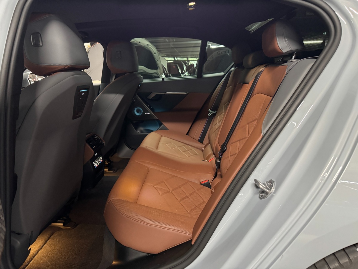 BMW 5 Series, 2025 — фото 6 из 10