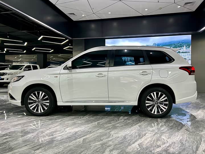 Mitsubishi Outlander, 2022 — фото 8 из 9