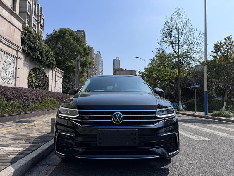 Volkswagen Tiguan L Pro, 2023 — фото 2 из 10