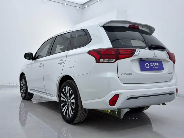 Mitsubishi Outlander, 2023 — фото 4 из 9