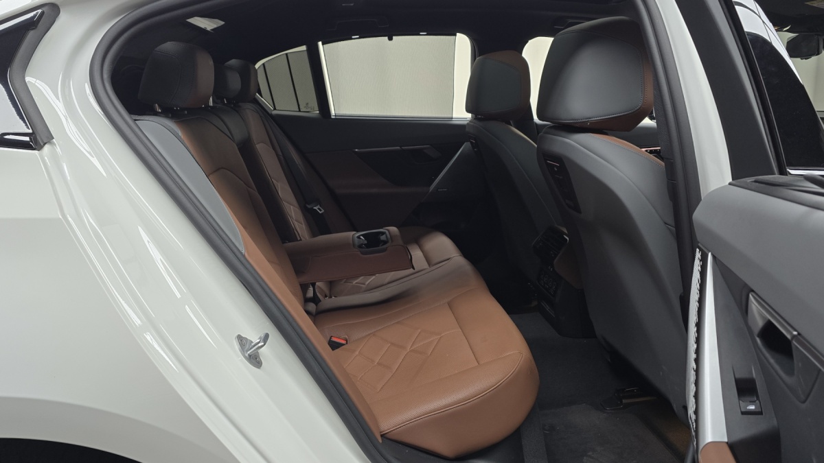 BMW 5 Series, 2025 — фото 10 из 12