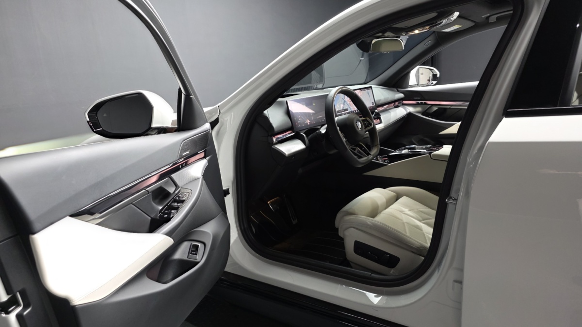 BMW 5 Series, 2025 — фото 10 из 12